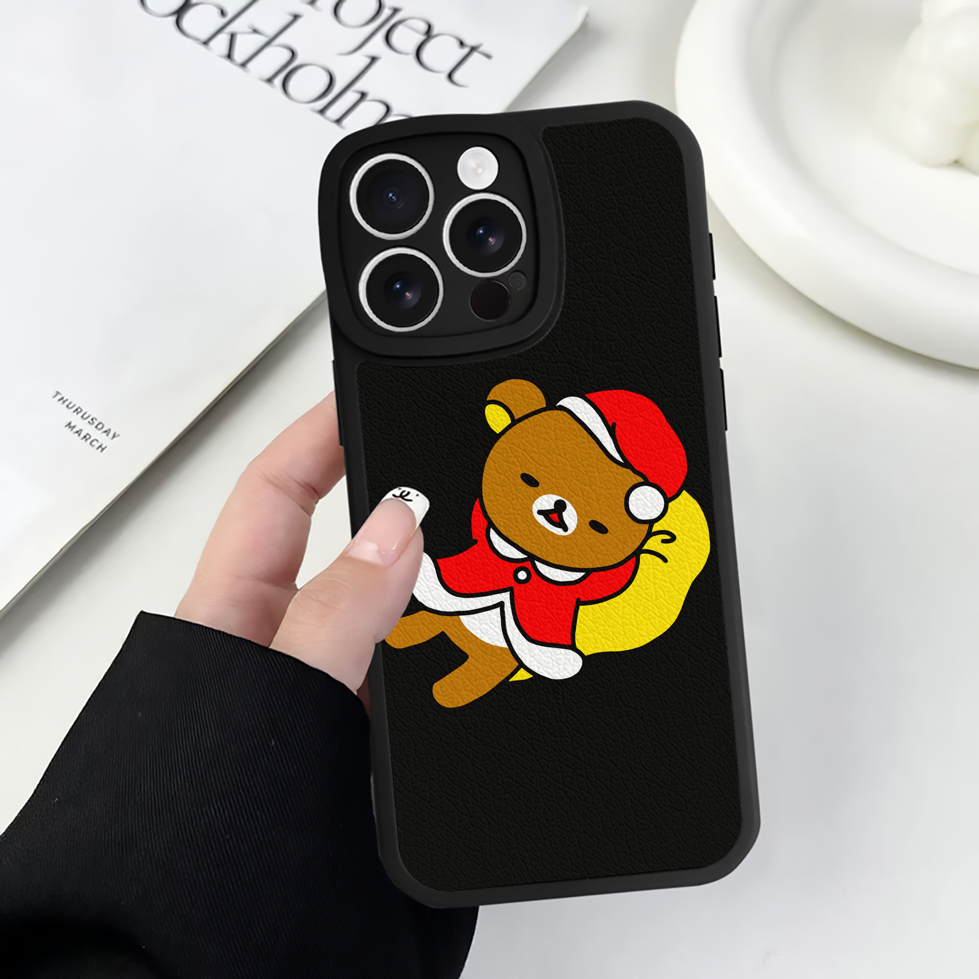 （画像用） リラックマ リラックマ キイロイトリ Rilakkuma Korilakkuma Kiiroitori 【iPhone 16シリーズ対応】シリコンスマホケース（レザー調） 材質：シリコン